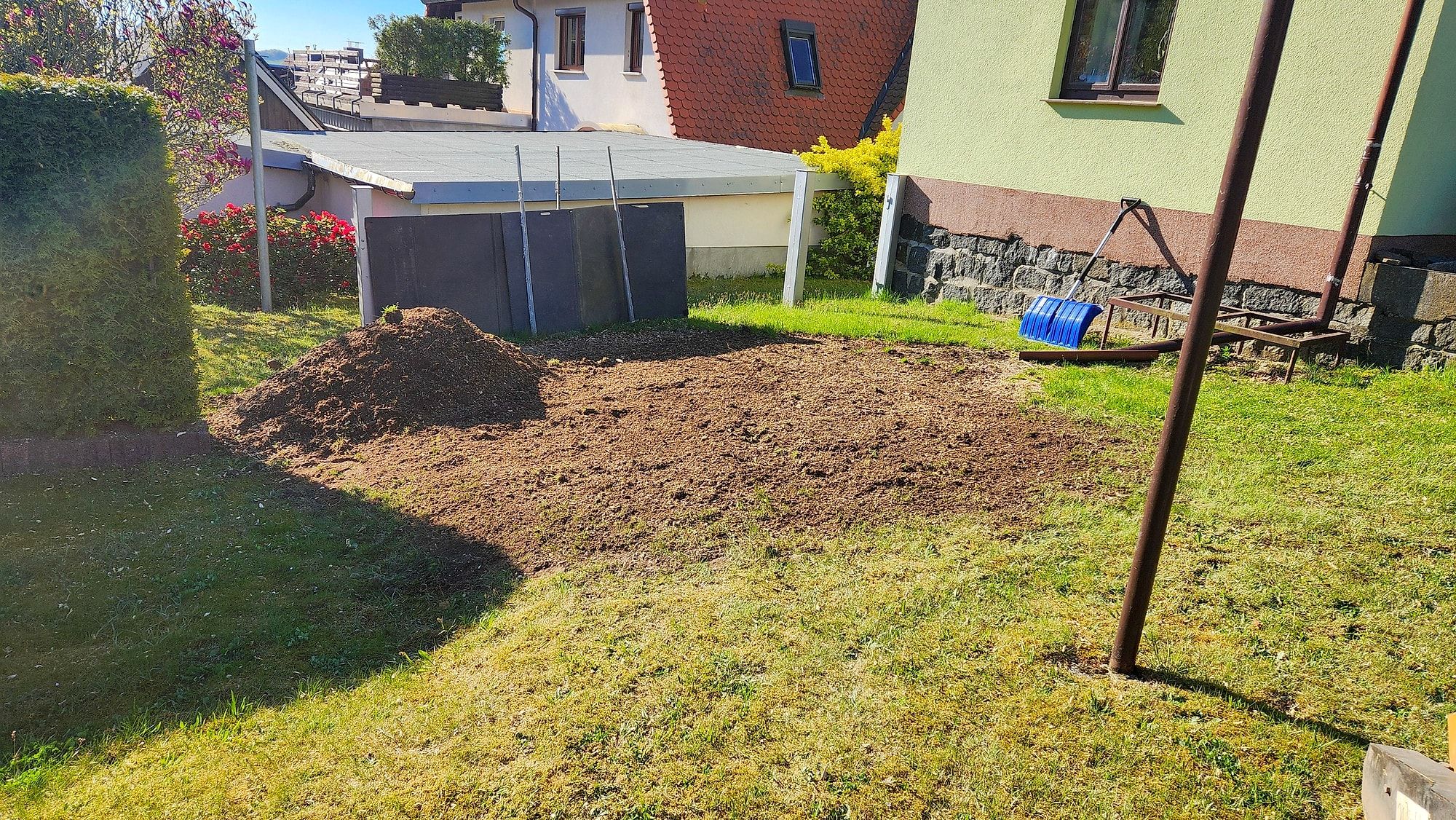 Gartenfläche nach dem Stubbenfräsen, Wurzelstock restlos entfernt